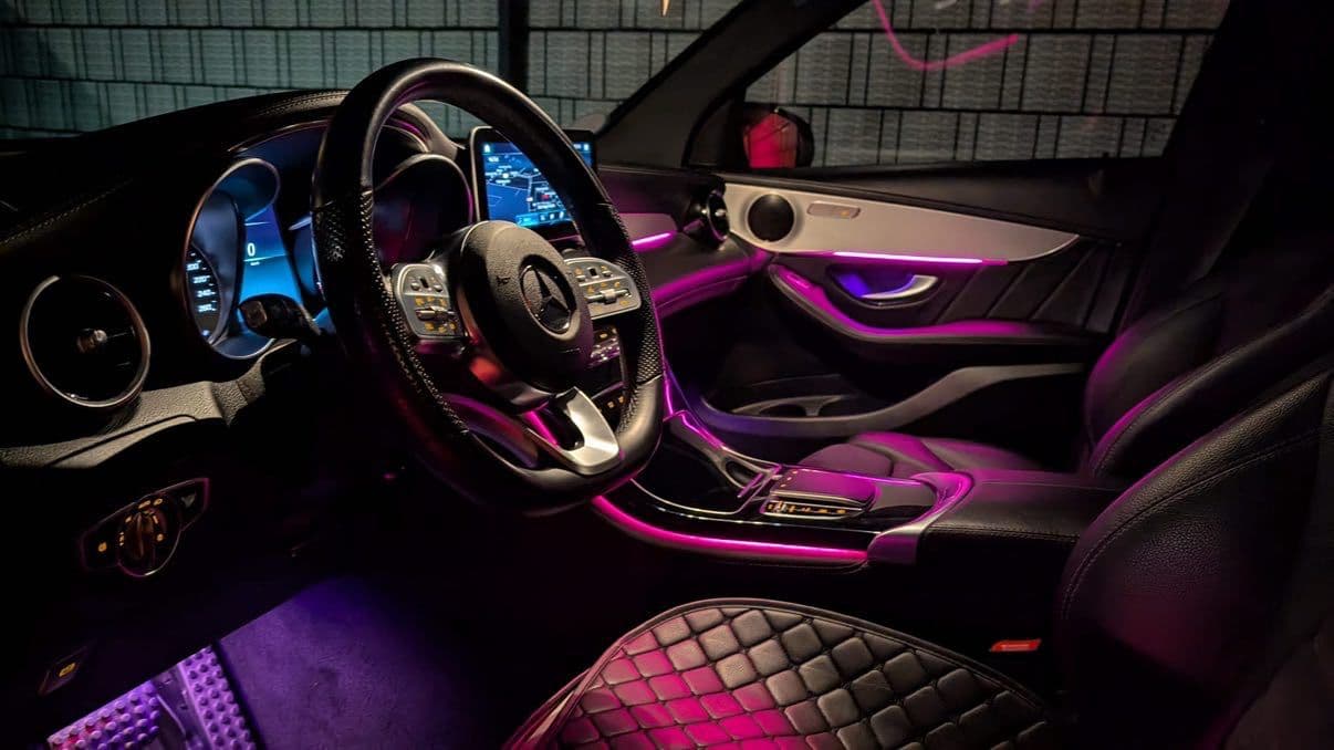 Mercedes Interieur mit lila Ambientebeleuchtung
