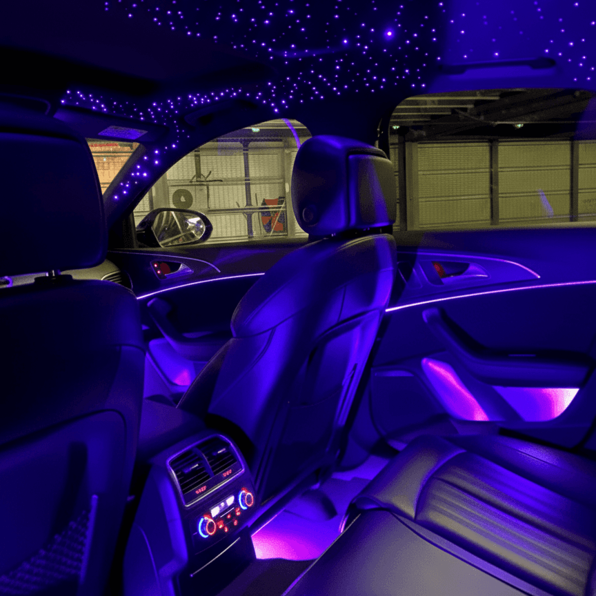 Sternenhimmel mit lila Ambientebeleuchtung im Fahrzeug-Interieur